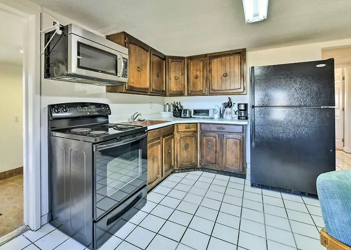 Charming W/ Private Yard + Patio! Holiday home Miami